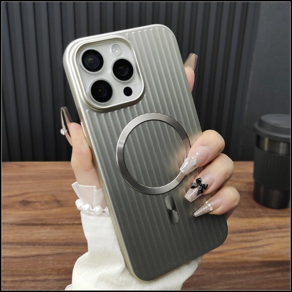 Champagne Wavy MagSafe Case - Picture 2 of 3